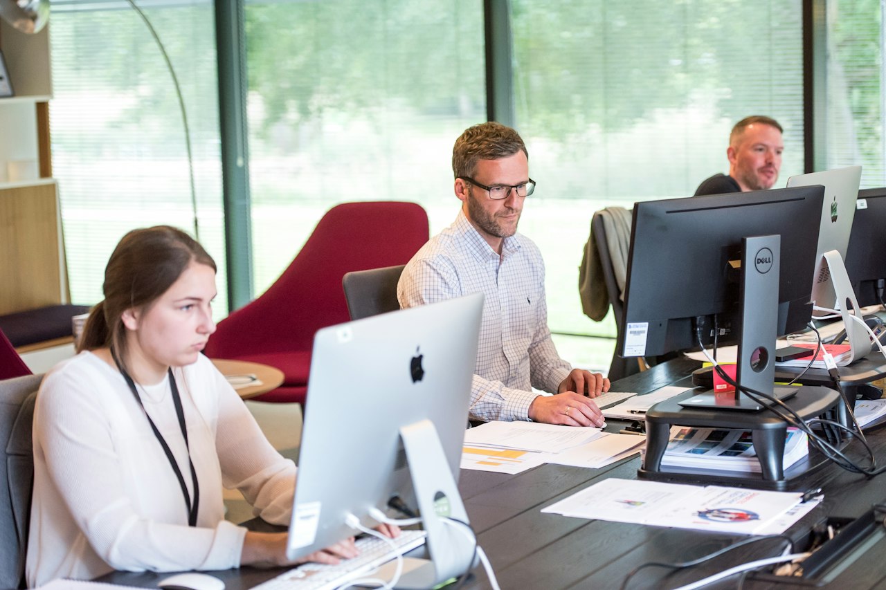 Équipe d'un cabinet d'expertise comptable au travail