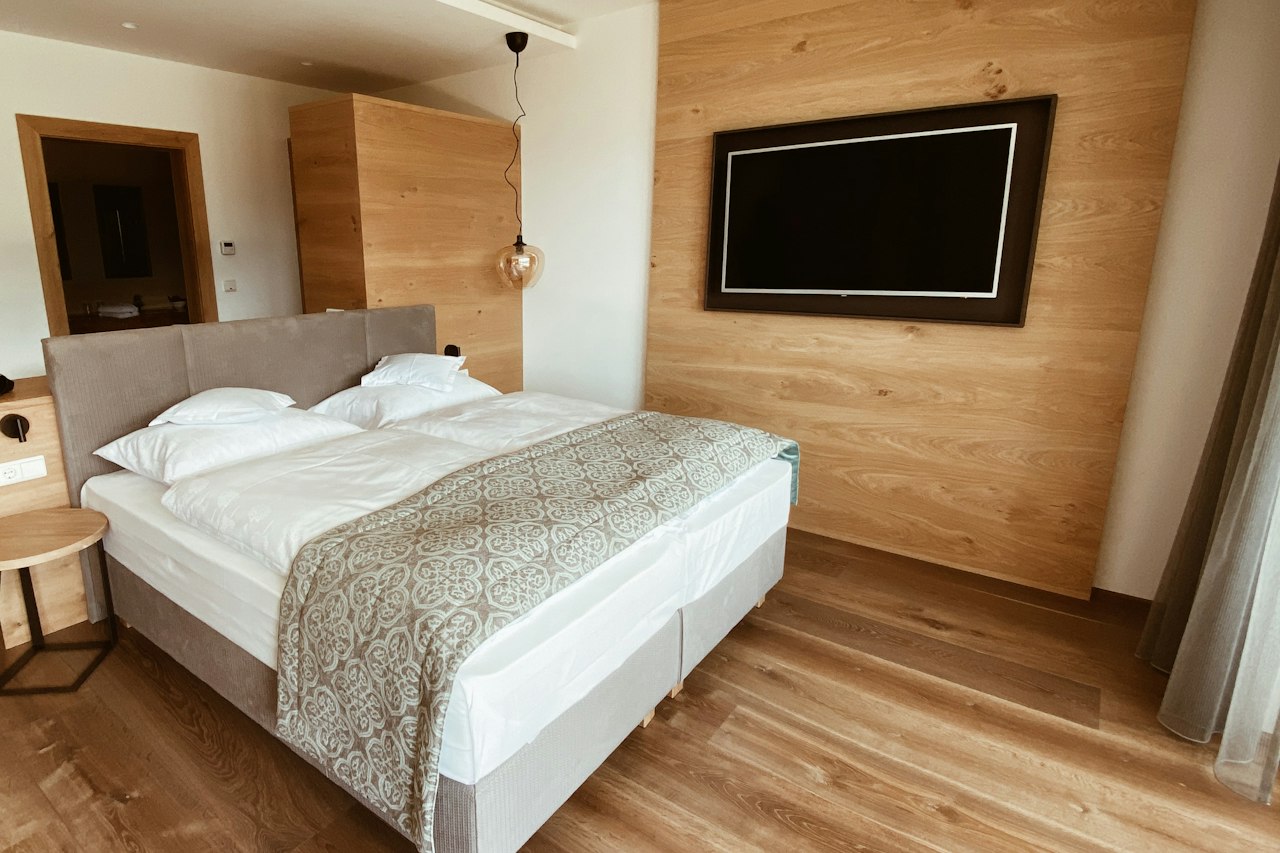 Chambre d'hôtel chaleureuse aux murs en bois