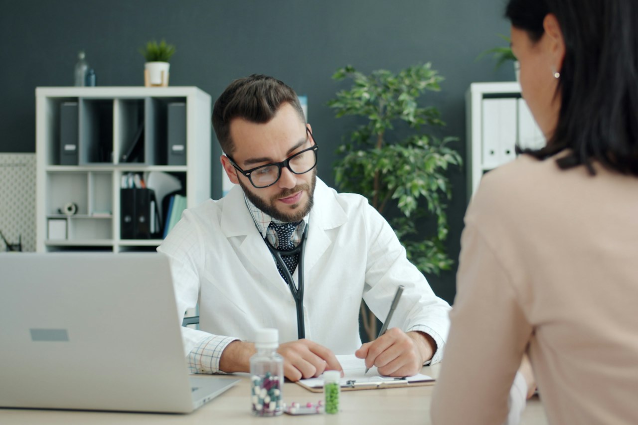 Médecin en consultation avec une patiente