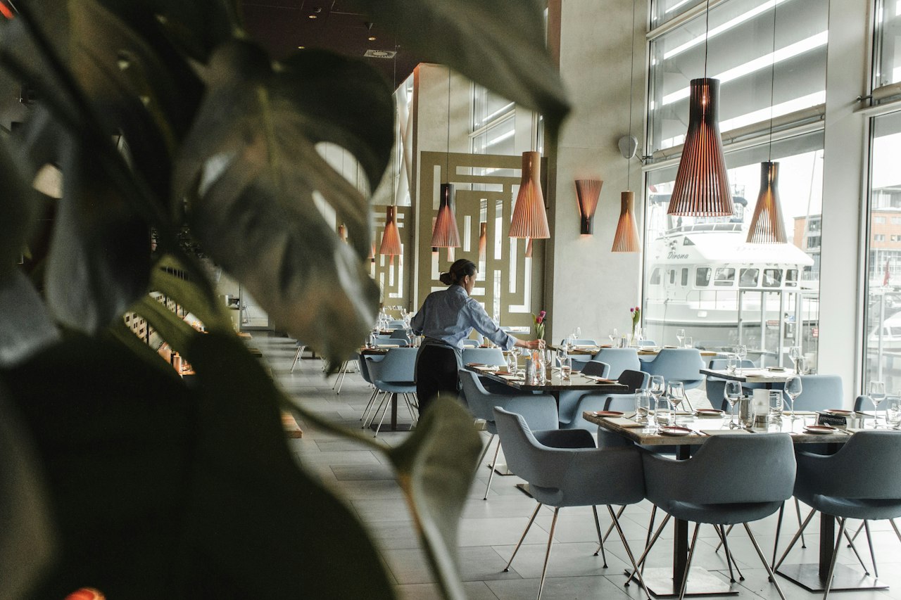 Salle de restaurant lumineuse