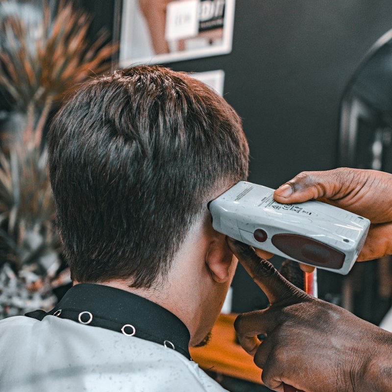 Barbier réalisant une coupe