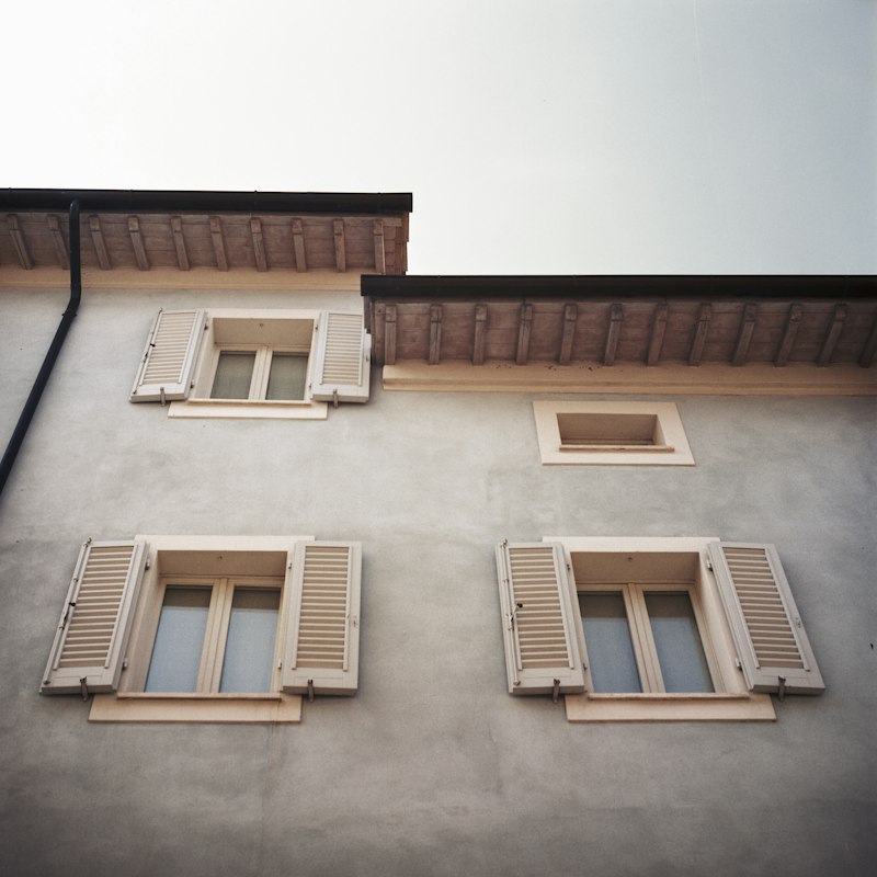 Façade enduite avec volets