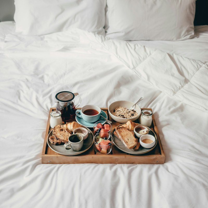Plateau de petit-déjeuner servi en chambre