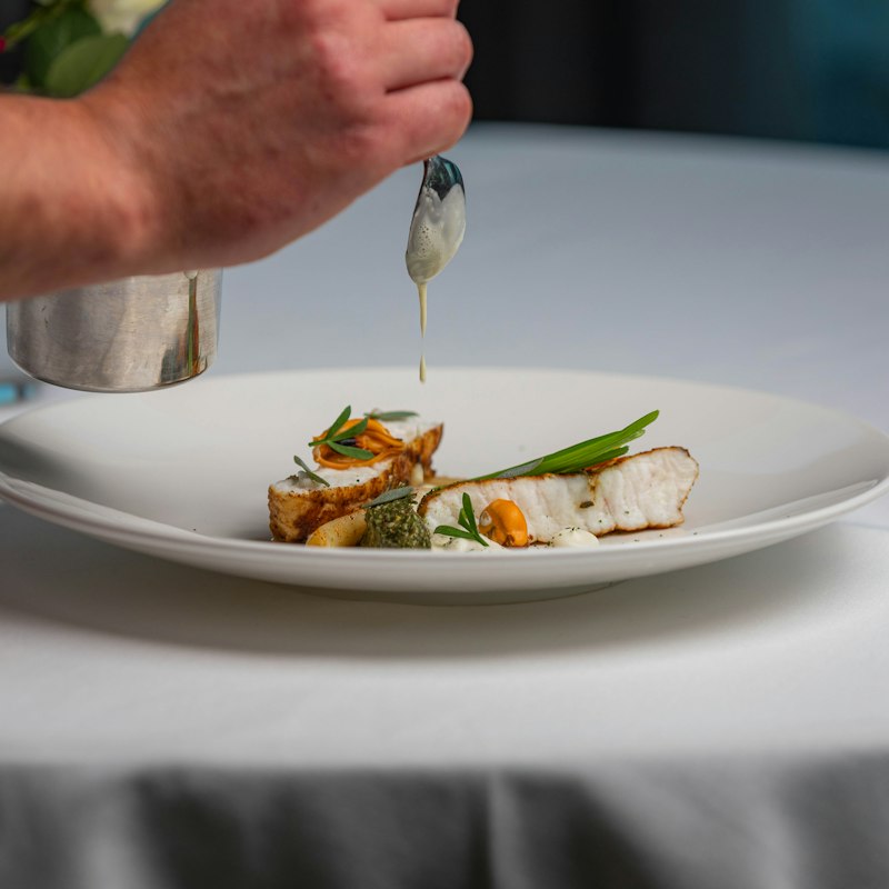 Chef dressant une assiette