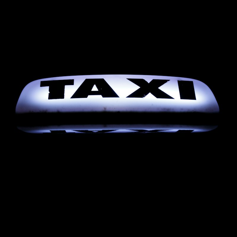 Lumineux taxi sur le toit d'une voiture