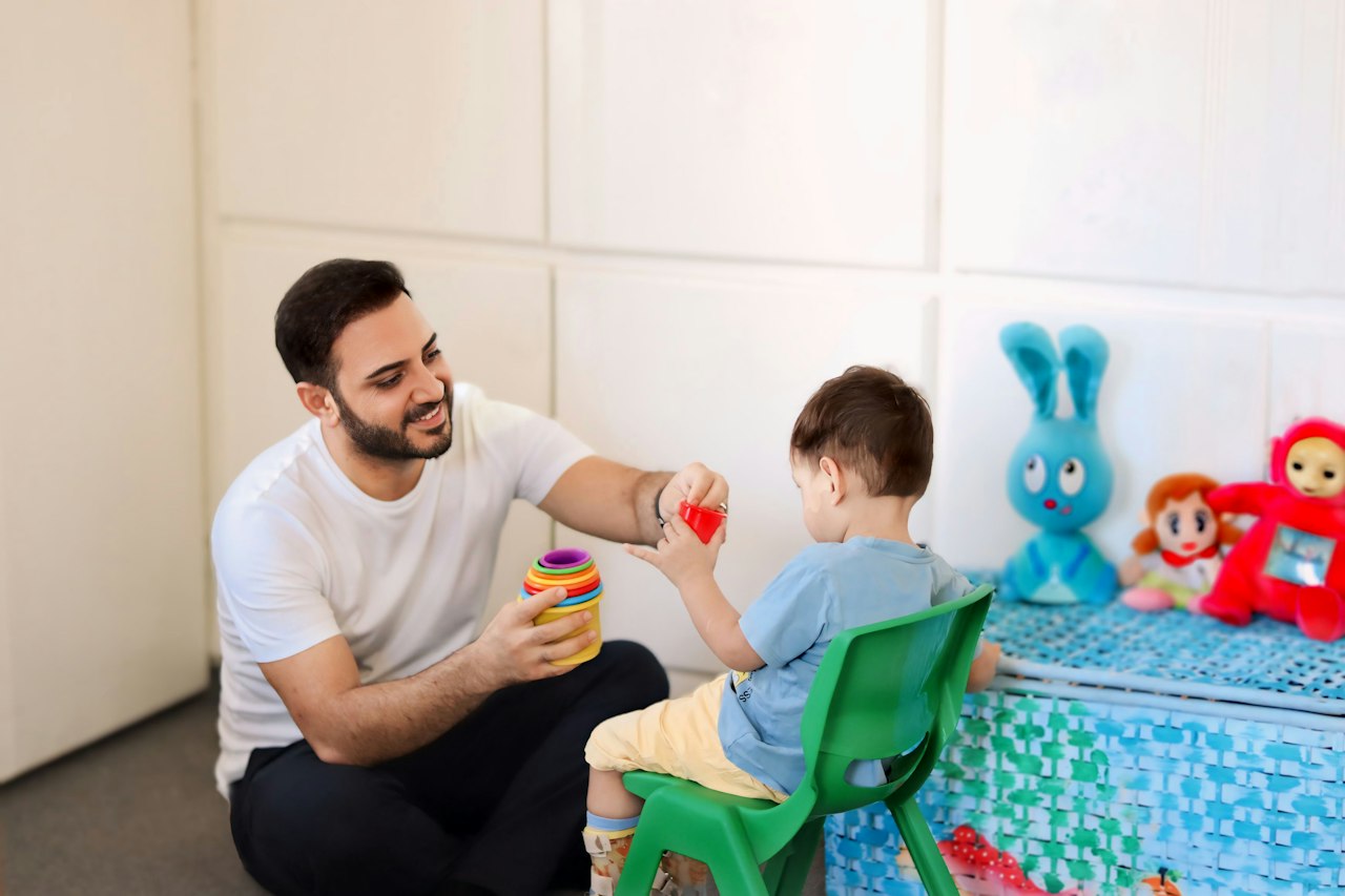 Orthophoniste en séance avec un jeune enfant