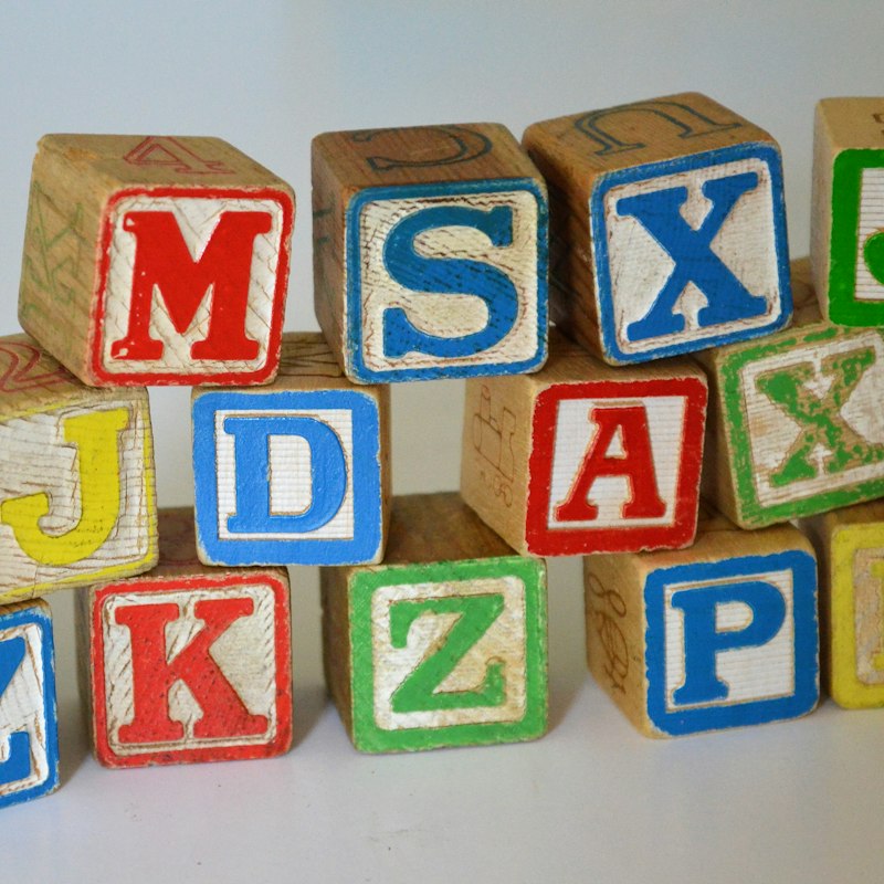 Cubes en bois avec des lettres