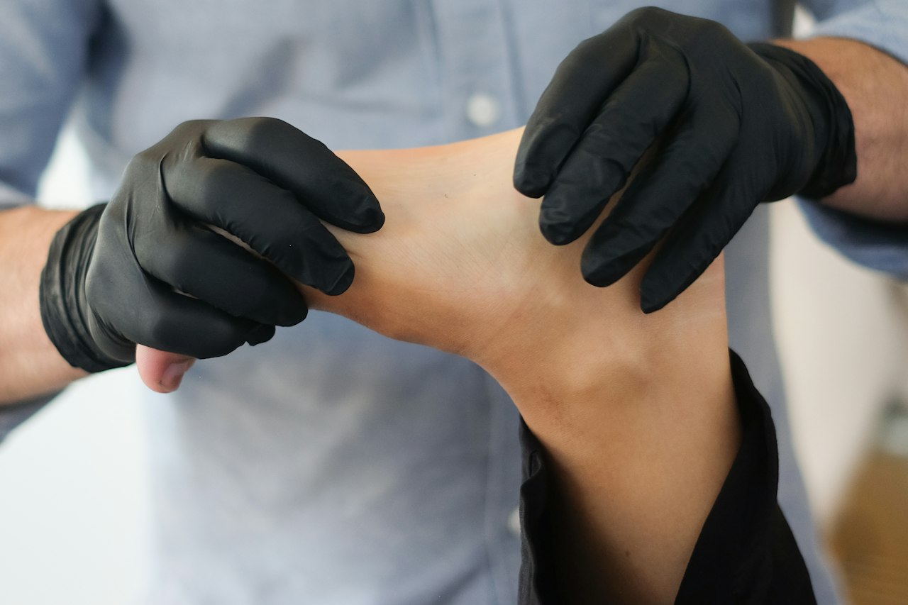 Pédicure-podologue examinant le pied d'un patient