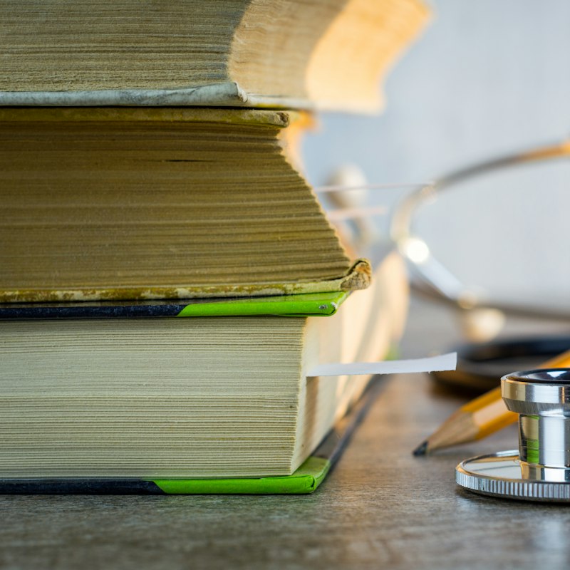 Stéthoscope posé sur des livres de médecine