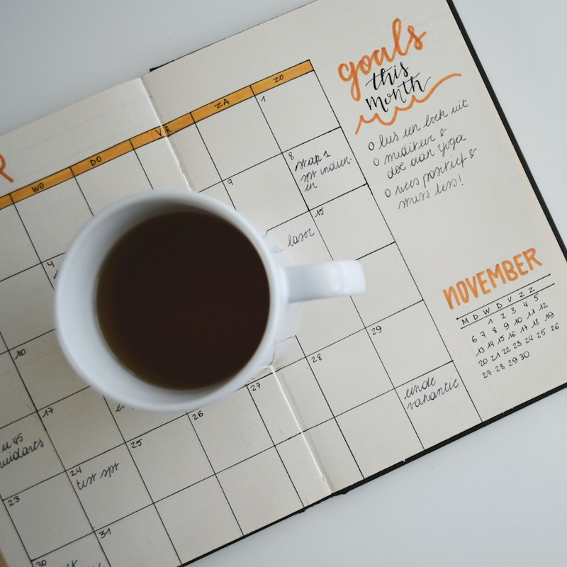 Planner d'objectifs et tasse de café