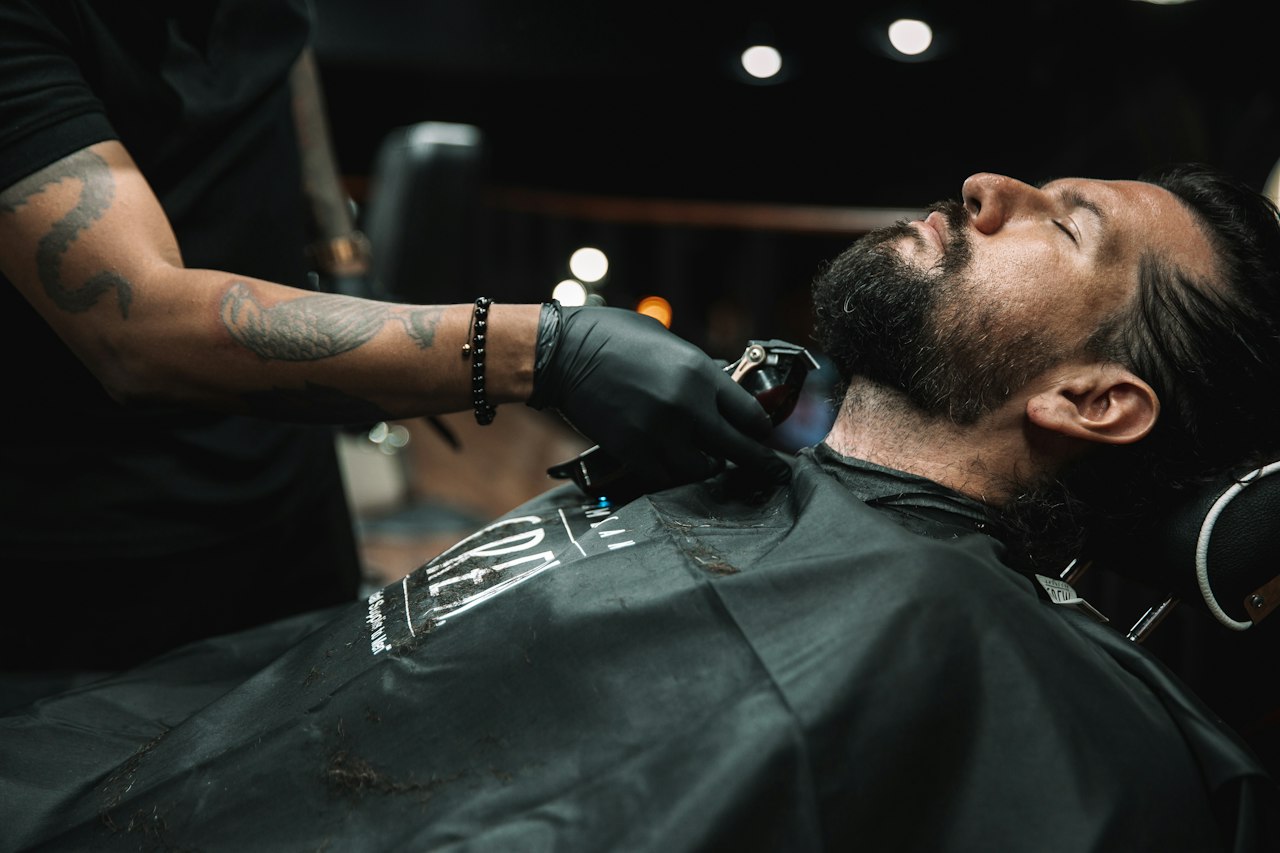 Barbier taillant une barbe