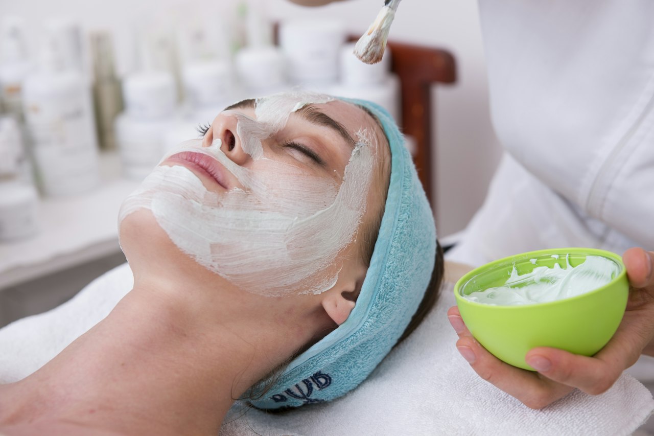 Esthéticienne réalisant un soin du visage