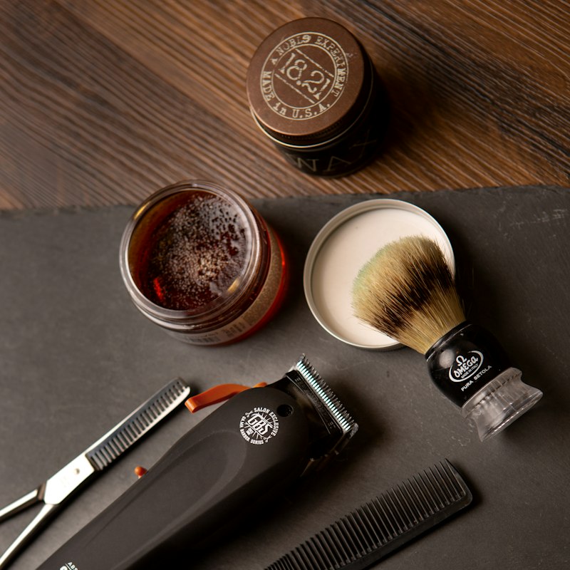 Tondeuse, blaireau et peigne de barbier