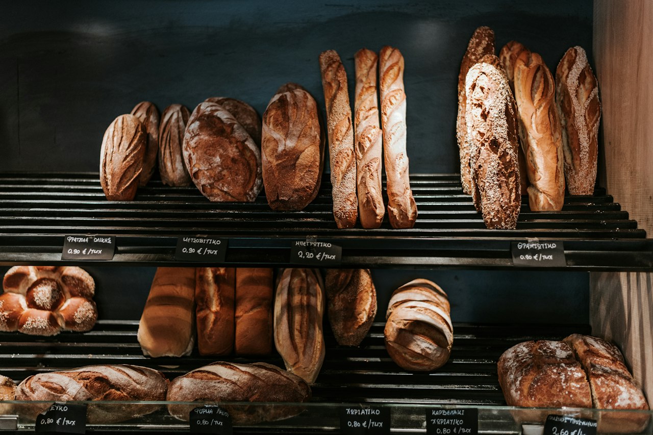 Pains alignés sur les étagères d'une boulangerie