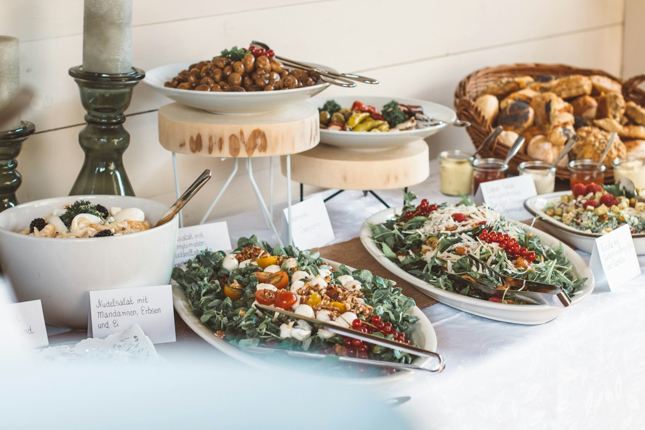 Buffet de traiteur dressé pour un événement