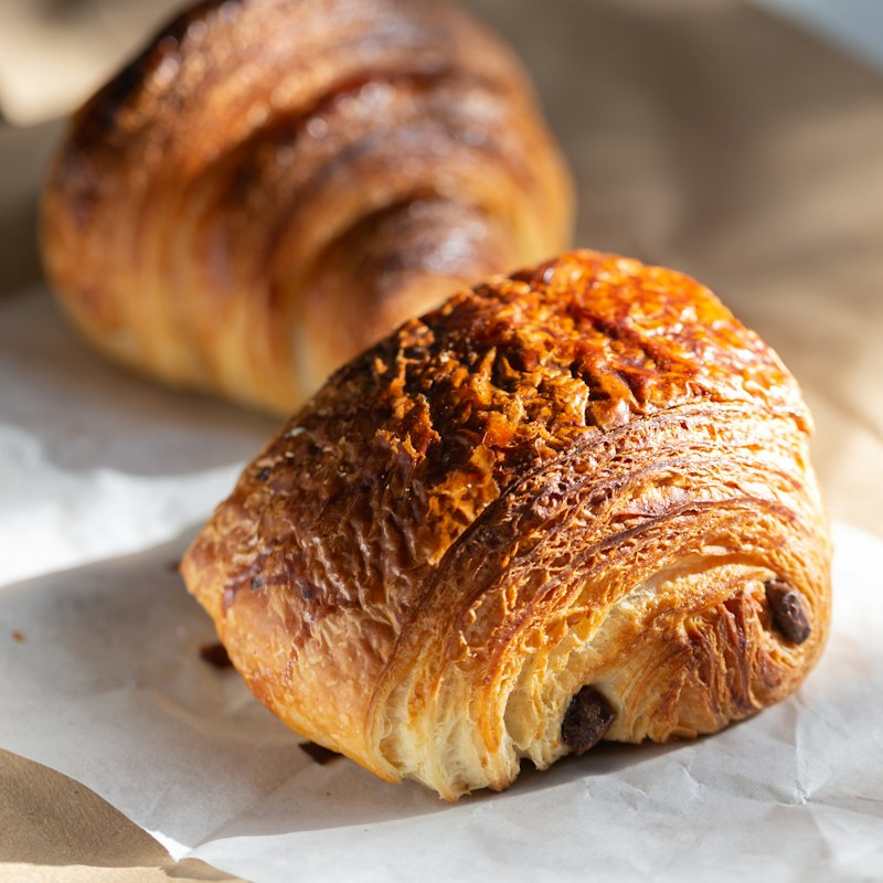 Pain au chocolat doré