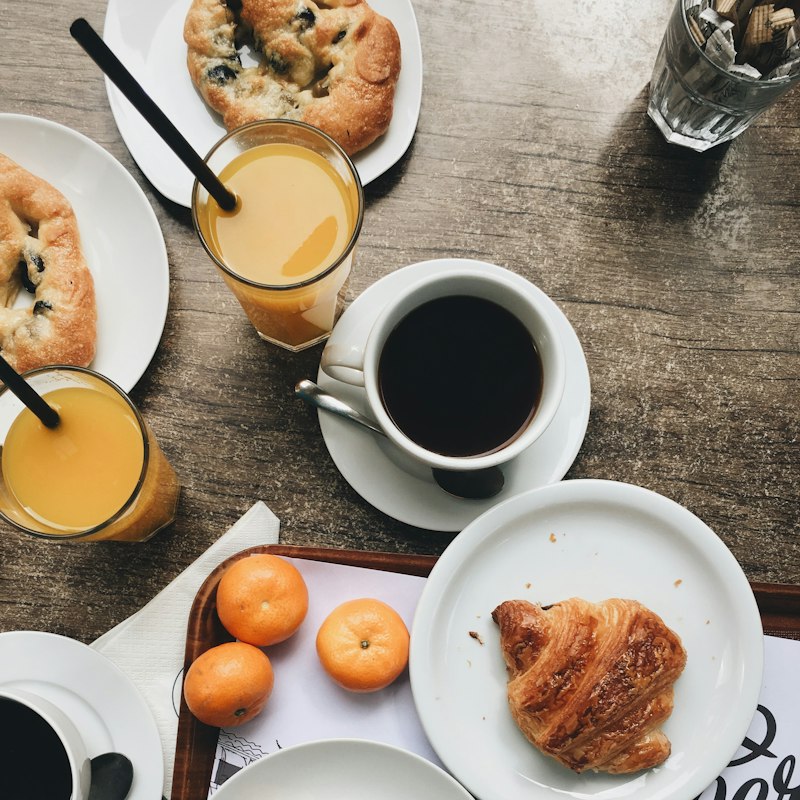 Petit-déjeuner servi en chambre d'hôtes