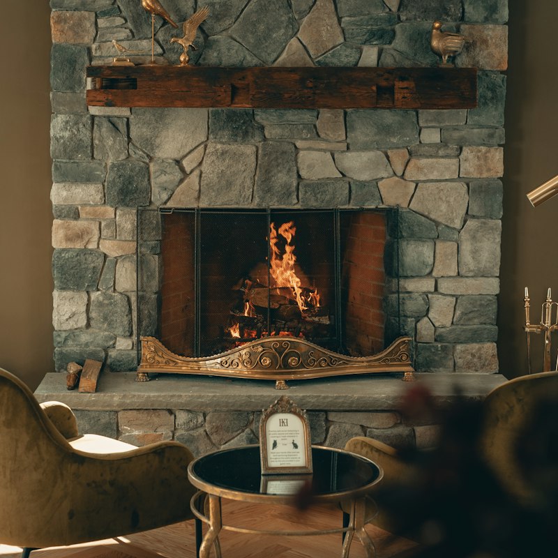 Cheminée en pierre d'un gîte