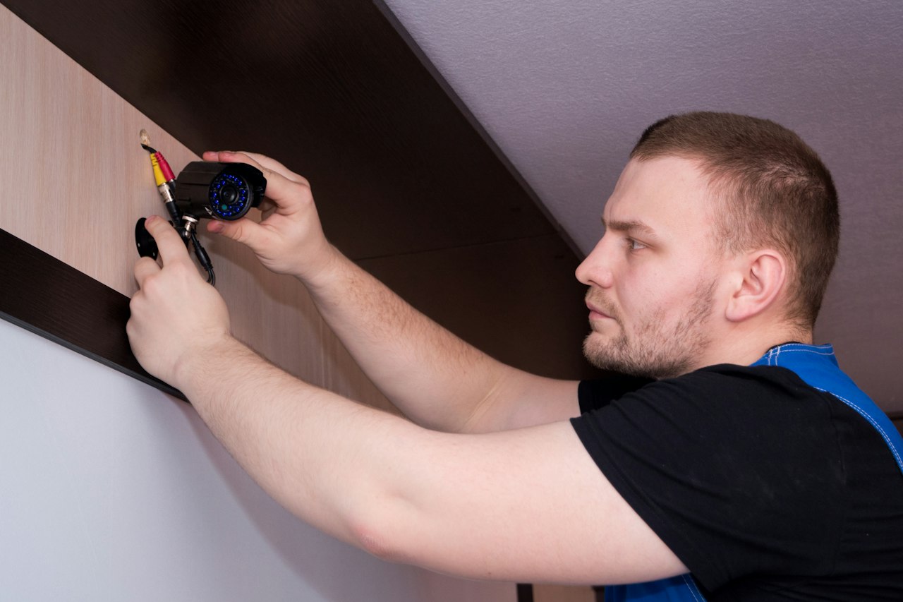 Technicien installant un climatiseur mural