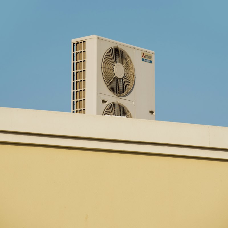 Groupe extérieur de climatisation sur un toit