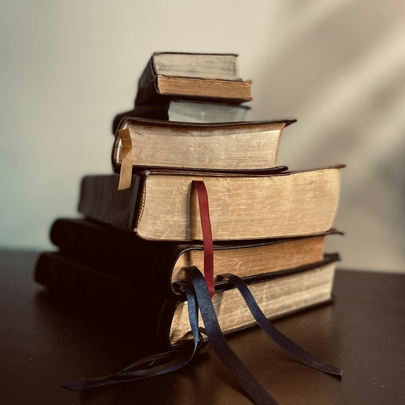 Pile de livres anciens reliés