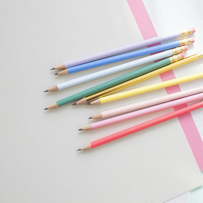 Crayons de couleur alignés sur une table