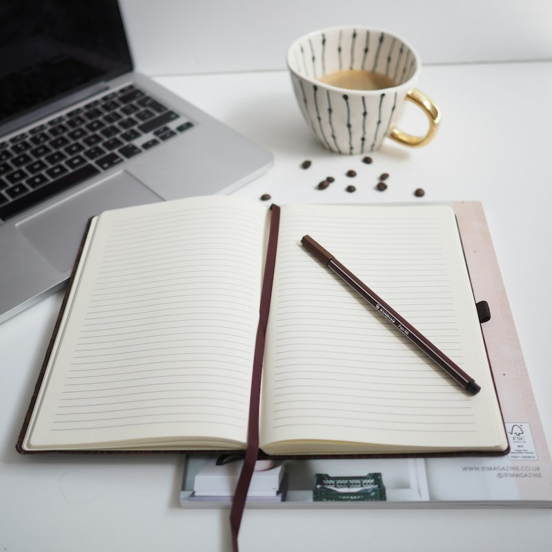 Carnet ouvert et stylo sur un bureau