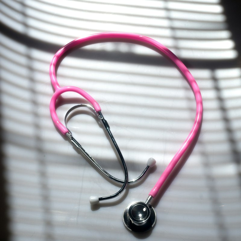 Stéthoscope posé près d'une fenêtre