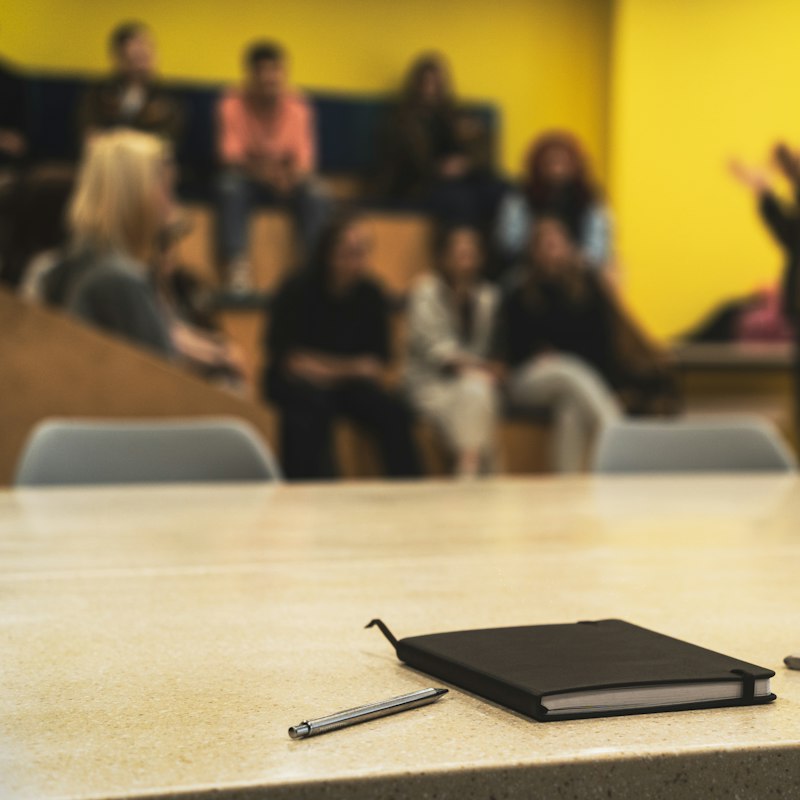 Carnet et stylos sur une table de salle de formation