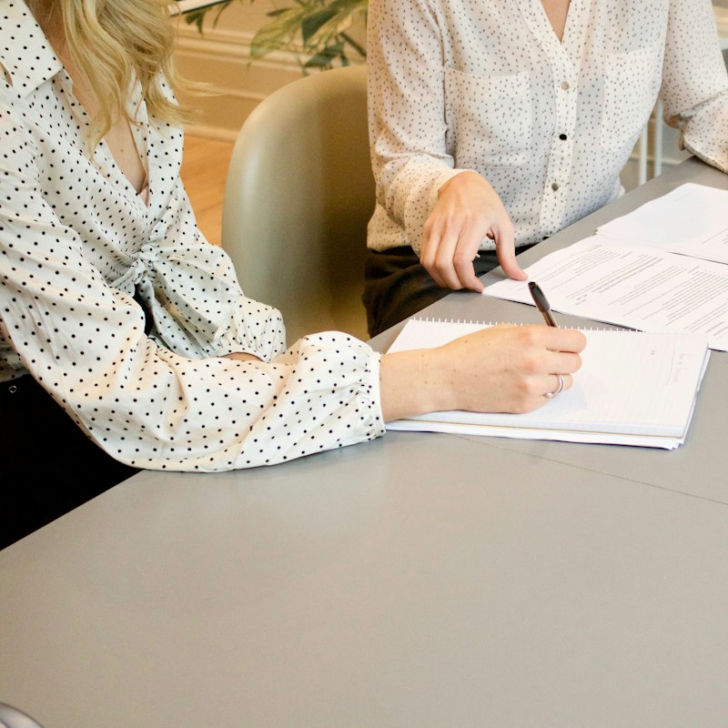 Deux personnes annotant des documents sur une table