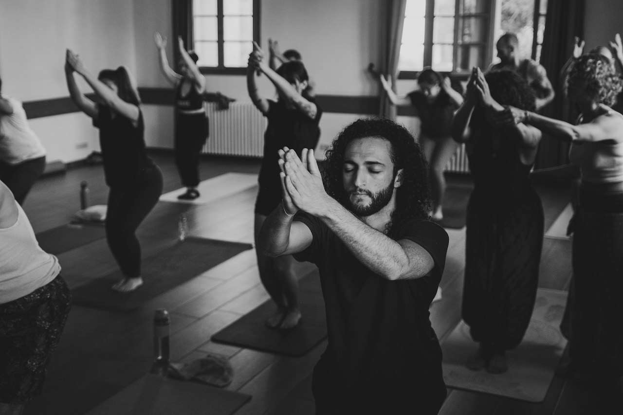 Cours de yoga collectif dans un studio lumineux