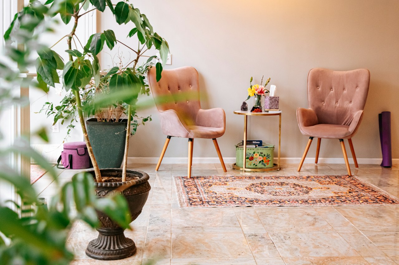 Cabinet lumineux avec deux fauteuils et des plantes