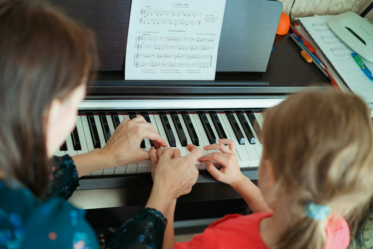 Femme et enfant jouant ensemble du piano