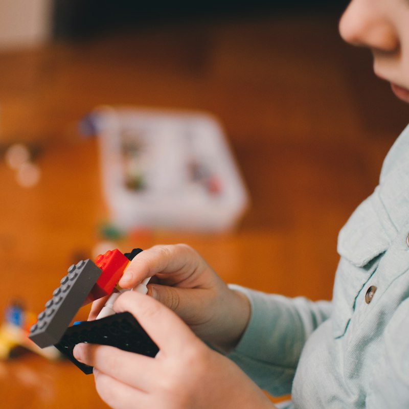 Enfant manipulant des jeux de construction