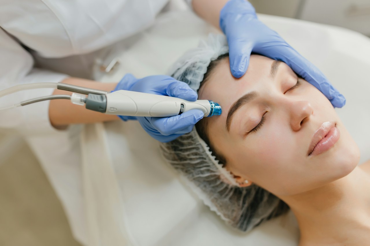 Soin du visage réalisé par une praticienne gantée