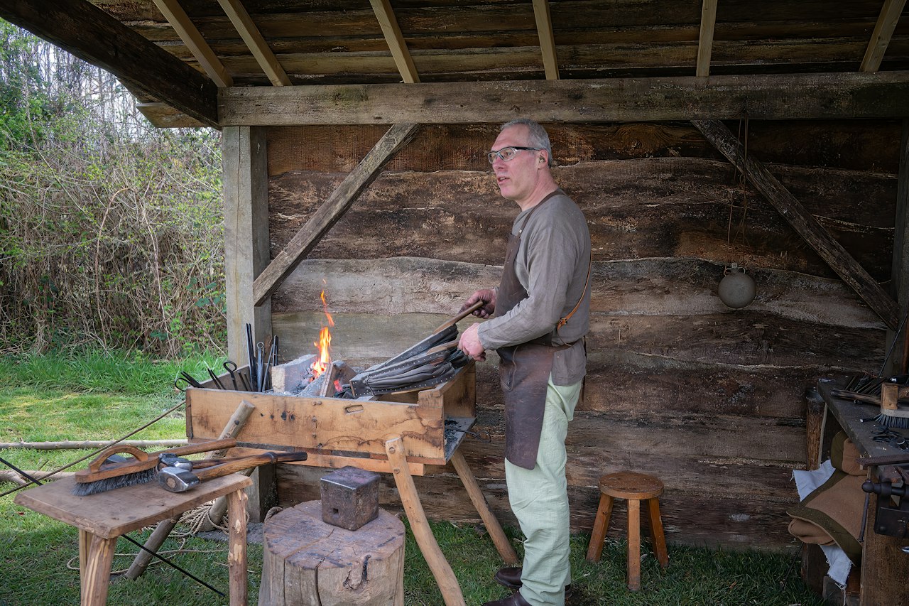 Ferronnier travaillant à la forge dans son atelier