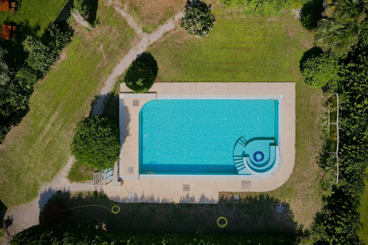 Vue aérienne d'une piscine rectangulaire dans un jardin