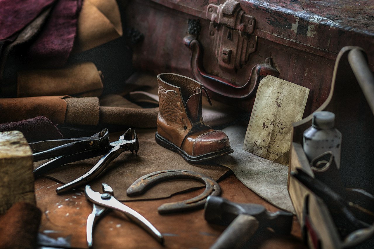 Établi de cordonnier avec outils et bottine en cuir