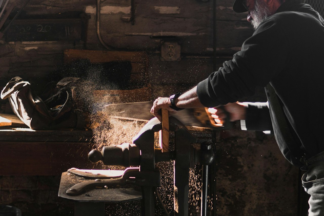 Ébéniste travaillant une pièce de bois dans son atelier