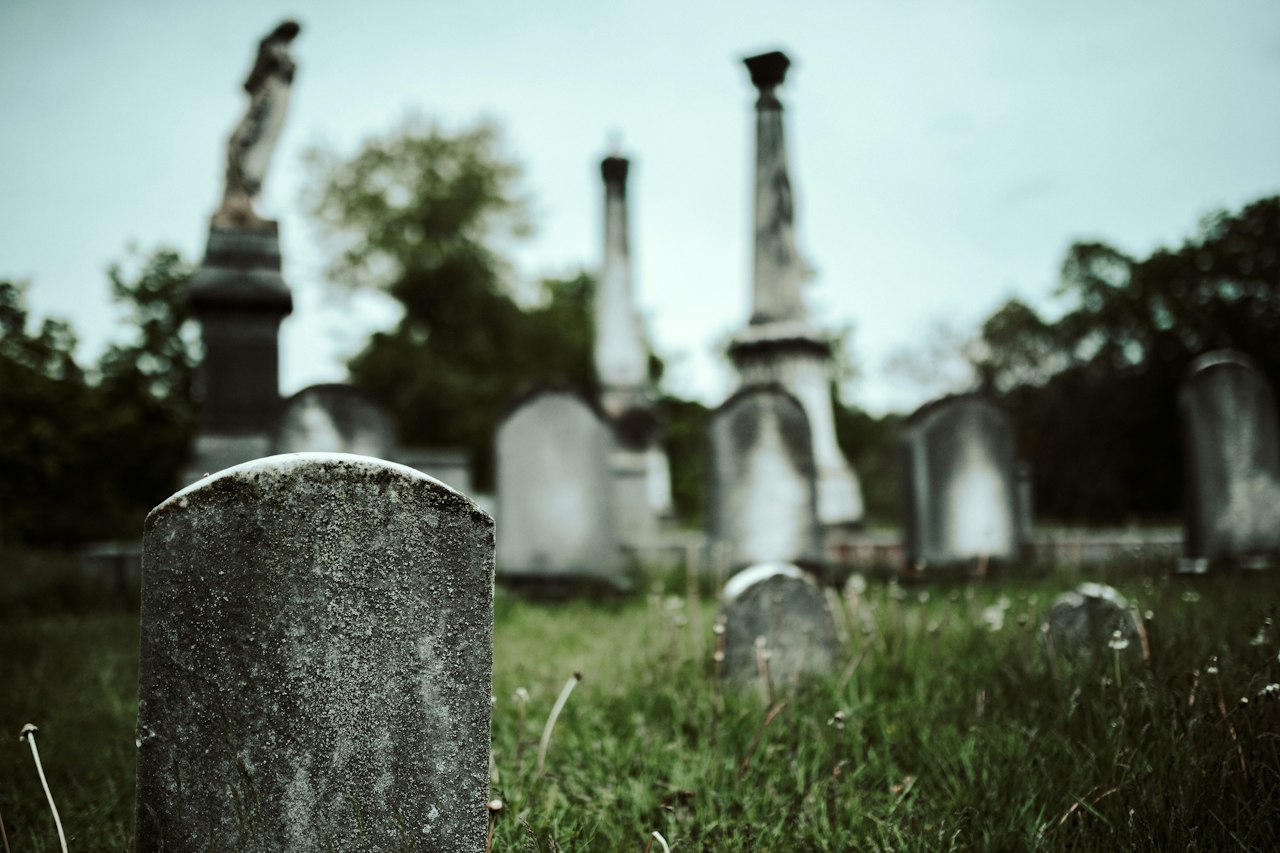 Monuments funéraires dans un cimetière verdoyant