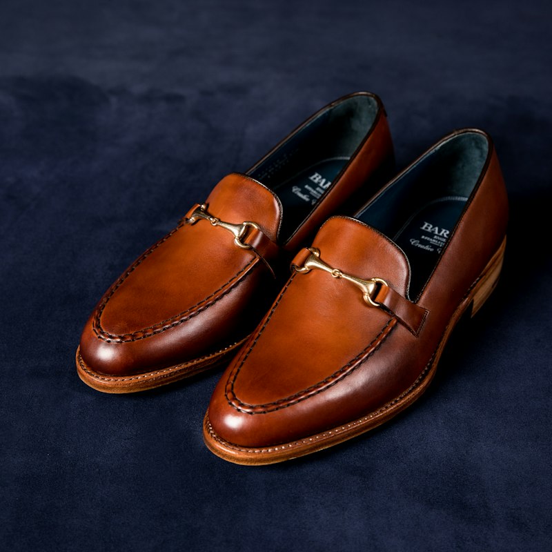 Mocassins en cuir brun sur un tissu bleu