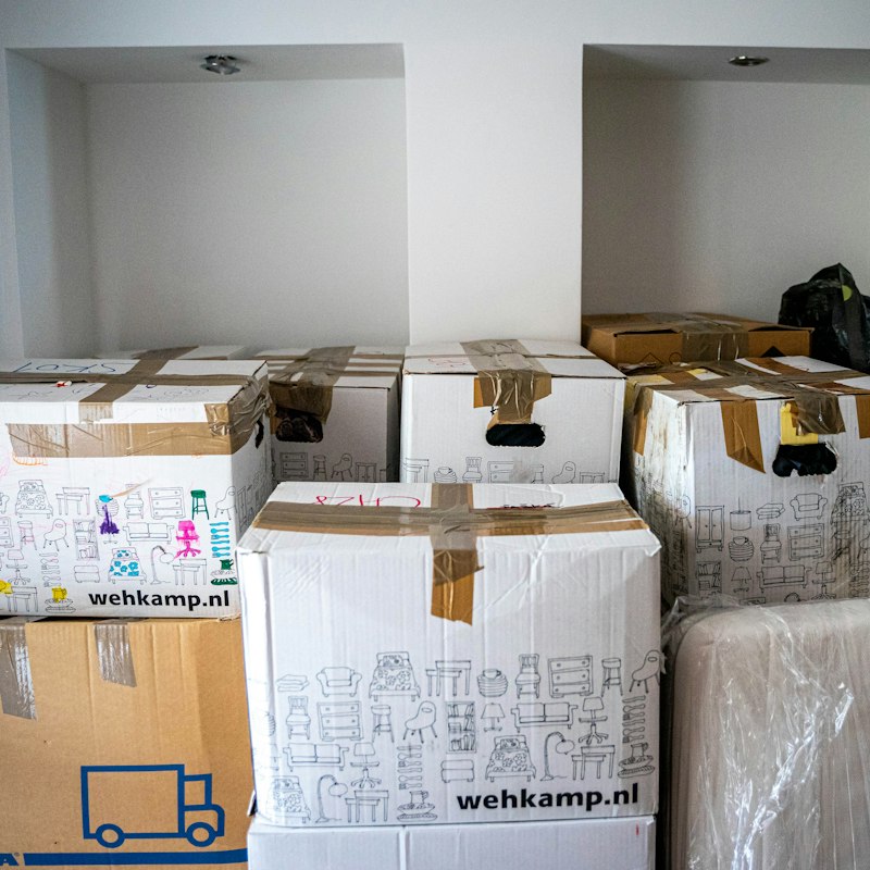 Cartons de déménagement empilés dans une pièce