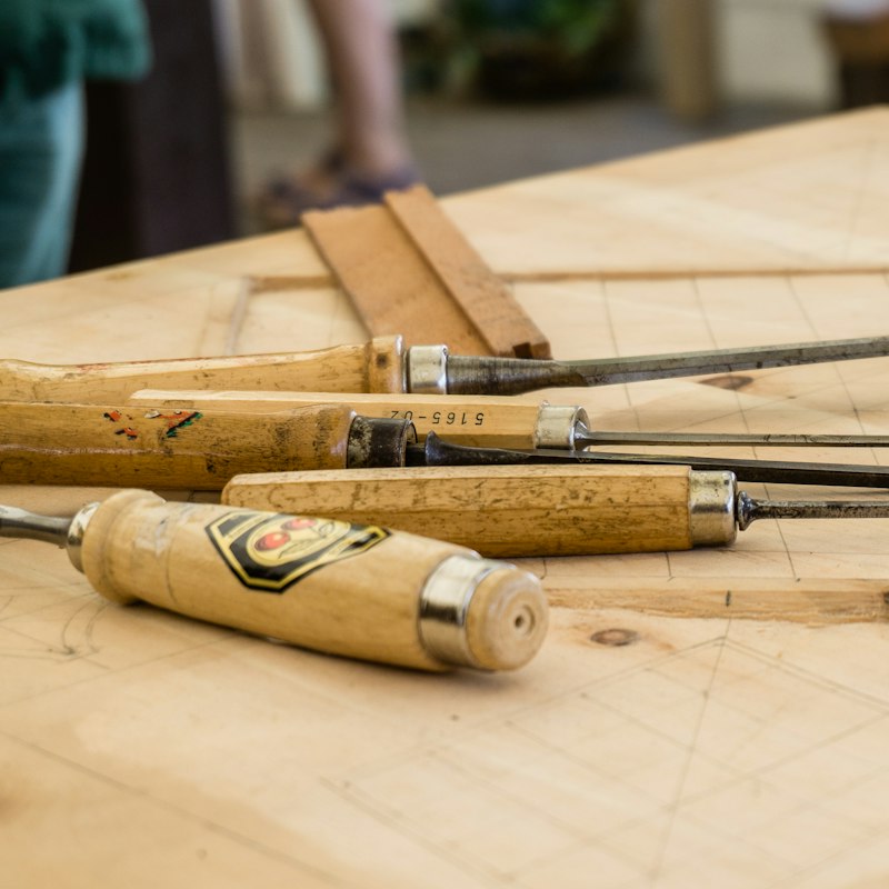 Ciseaux à bois posés sur un établi