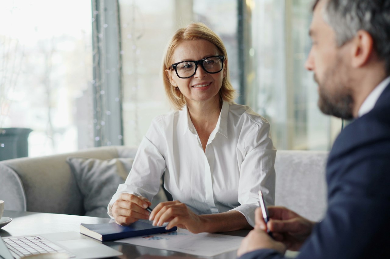 Conseillère souriante en rendez-vous avec un client