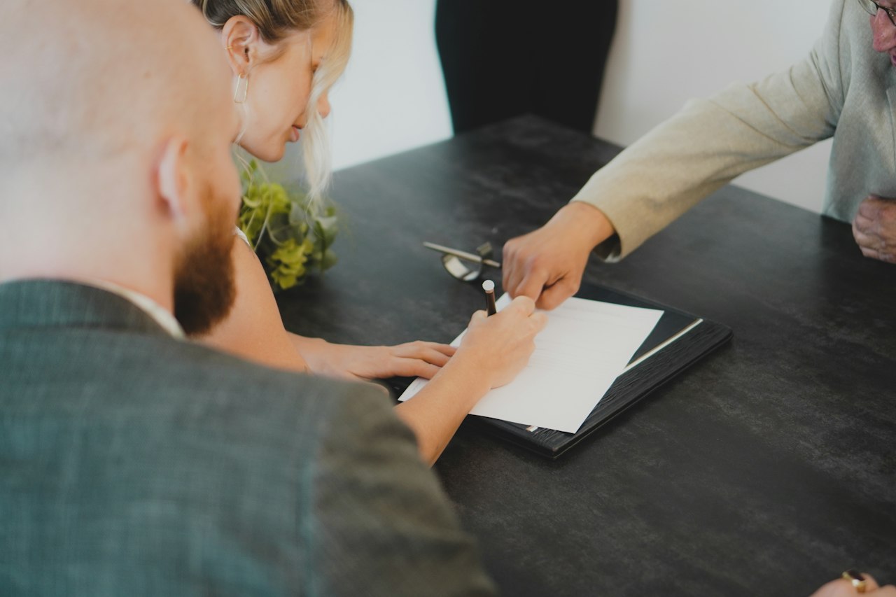 Couple signant un document avec un conseiller