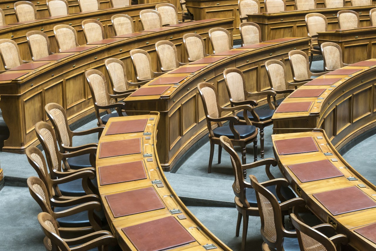 Hémicycle aux bancs en bois d'une assemblée