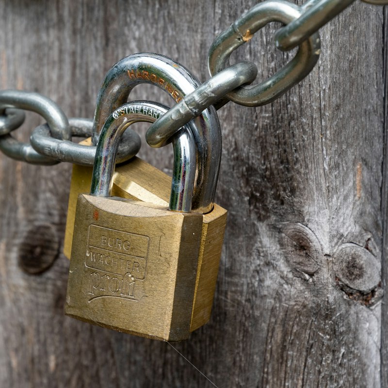 Cadenas fermant une chaîne sur une porte en bois