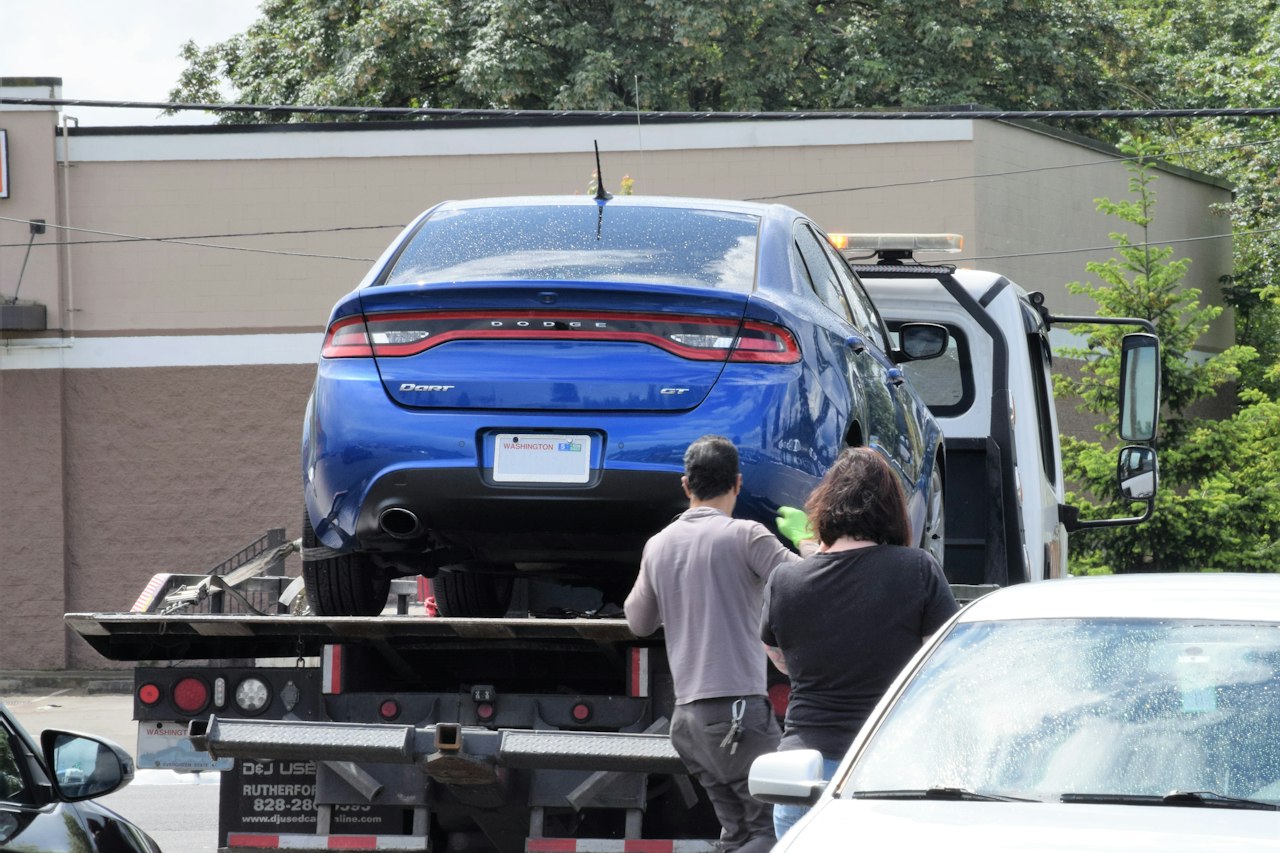Voiture chargée sur le plateau d'une dépanneuse