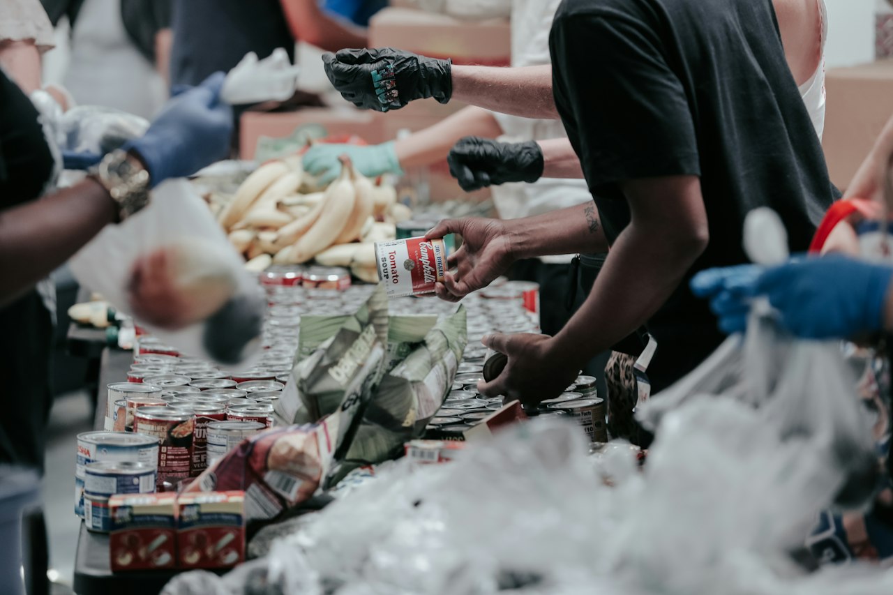 Bénévoles triant des produits alimentaires pour une distribution solidaire