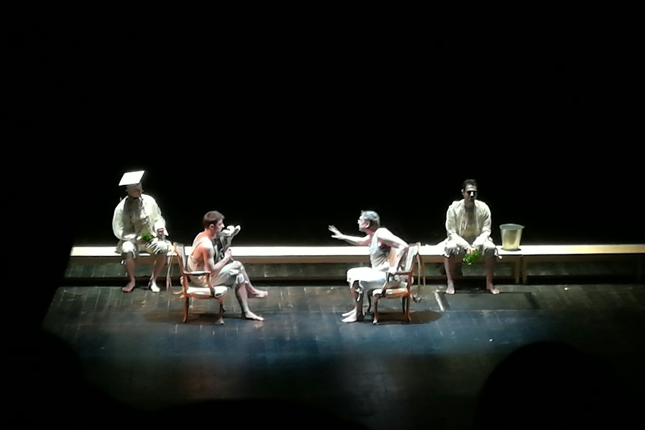 Comédiens sur la scène d'un théâtre pendant une représentation